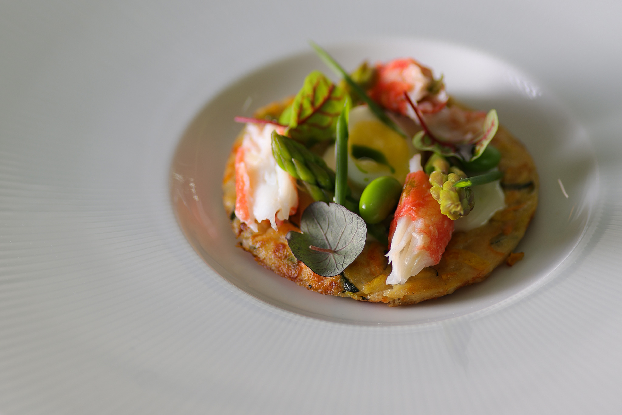 Решти с сыром страккино, камчатским крабом, перепелиным яйцом и зелёными овощами